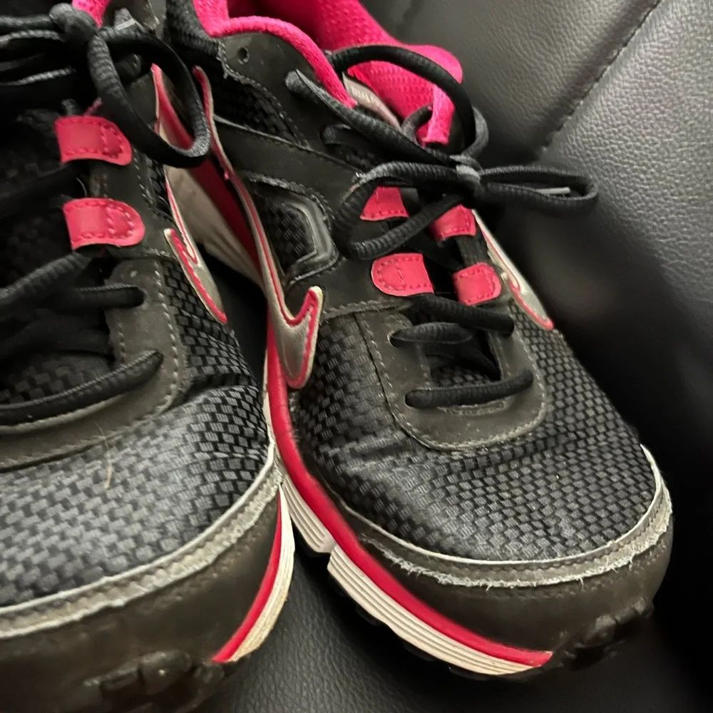 Nike Black and Hot Pink Athletic Sneakers with Silver Swoosh - Picture 3 of 14